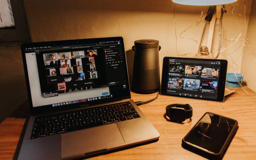 Digitale Medien: ein Laptiop, ein TAblet, ein Smartphone und eine Smartwatchauf dem Schreibtisch